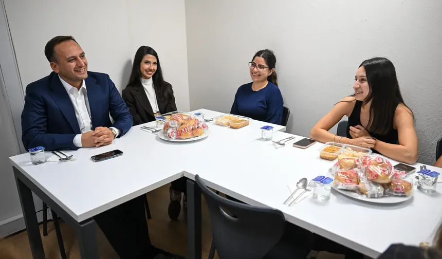 Bornova'da Başkan Eşki'den yurtta kalan öğrencilere anlamlı ziyaret