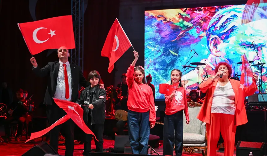 Bornova'da Cumhuriyet coşkusu Selda Bağcan konseriyle zirveye çıktı
