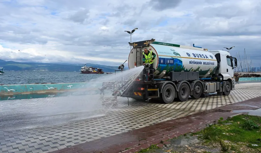 Bursa Büyükşehir Tirilye'de selin izlerini sildi