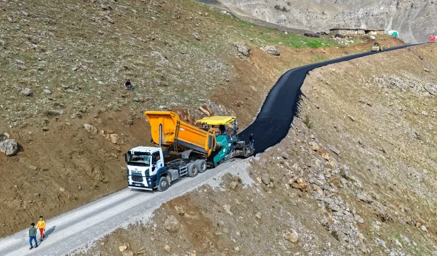 Çatak'ta sıcak asfalt çalışması