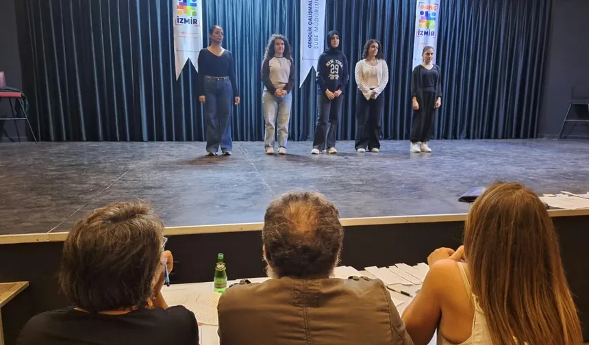 Genç İzmir'de tiyatro seçmelerine yoğun ilgi