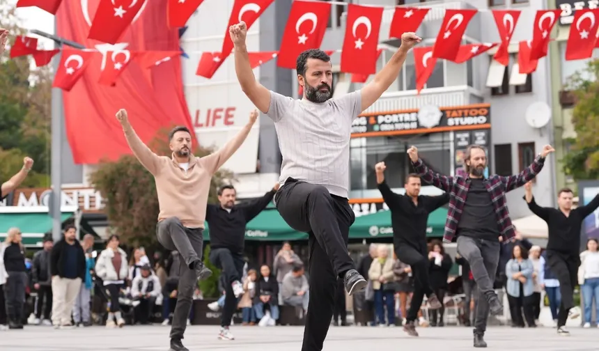 İzmit'ten Cumhuriyet'e 41 kişilik zeybekli selam