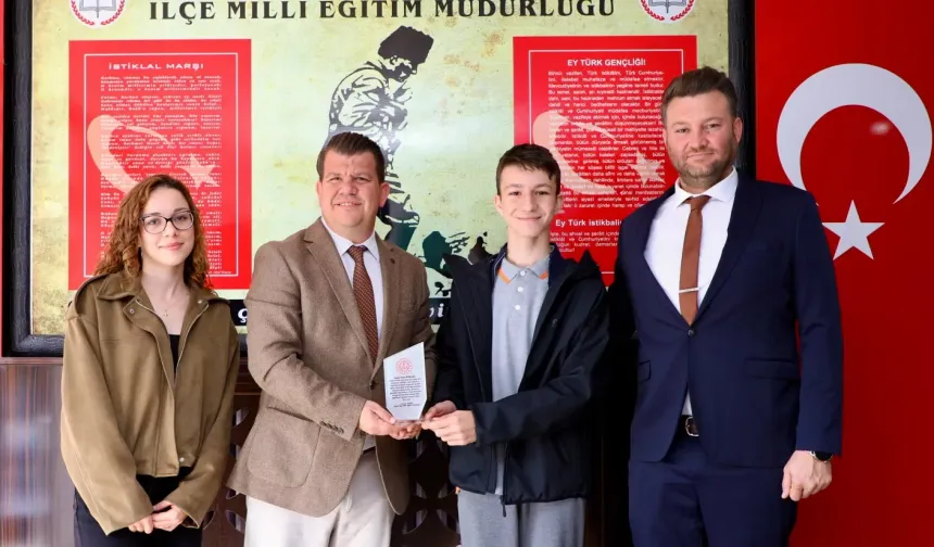 Keşan'da çevre duyarlılığıyla örnek olan liseliye Müdür Kemik'ten plaket