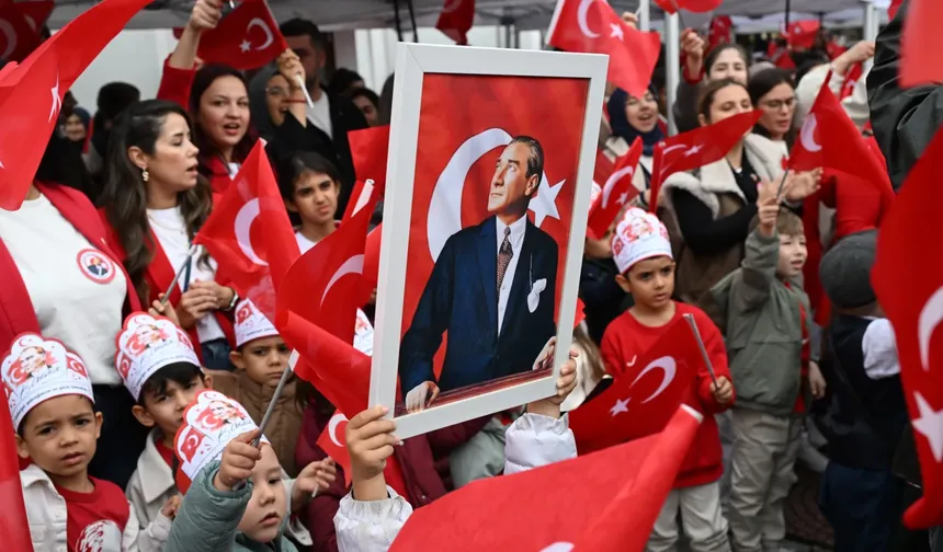 Manisa'da çocukların Cumhuriyet ve bayram sevinci