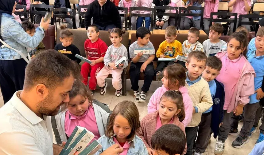 Sakaryalı minikler 'Bir Hikaye Bin Neşe' ile eğlendi
