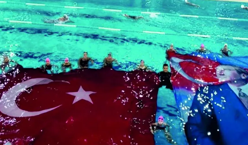 Uzunköprü'de su üstünde Cumhuriyet gururu