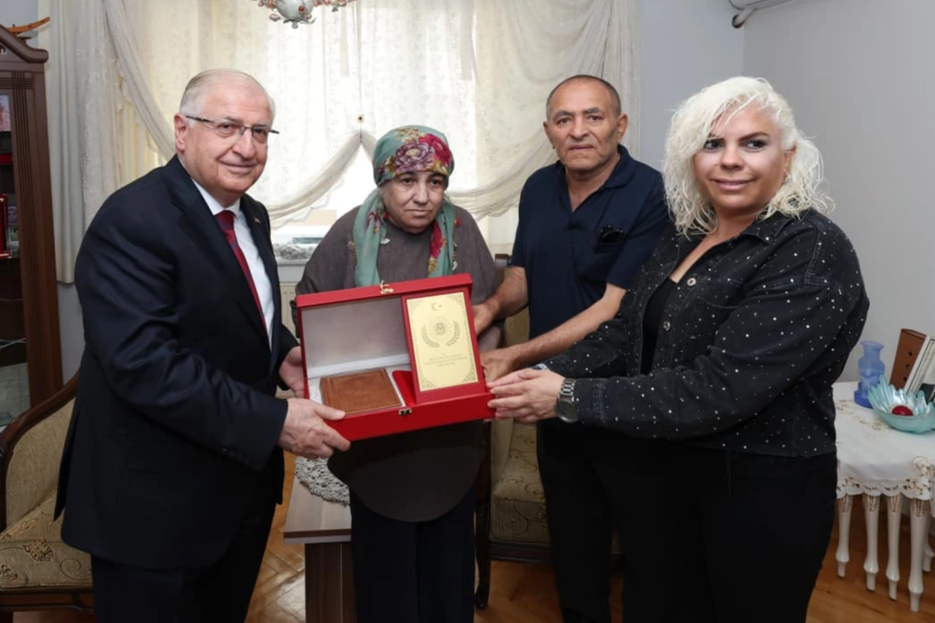 Bakan Güler, şehit Er Alaattin Buluç'un ailesini ziyaret etti