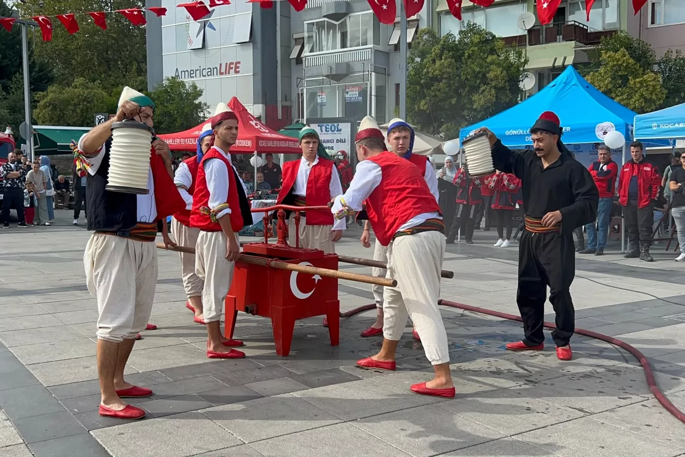 Kocaeli meydanları İtfaiye Haftası'nda renklendi