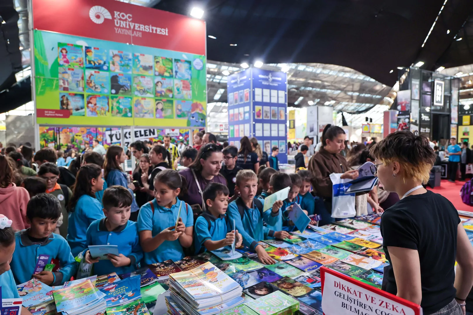 Antalya Kitap Fuarı'na öğrencilerden yoğun ilgi