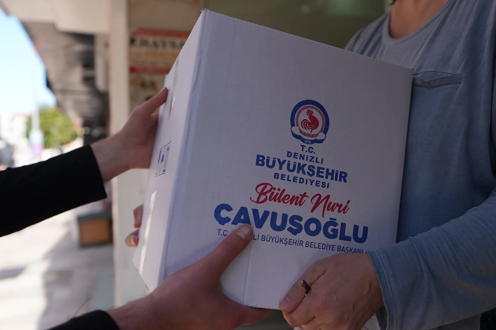 Denizli'de gıda kolisi desteği devam ediyor