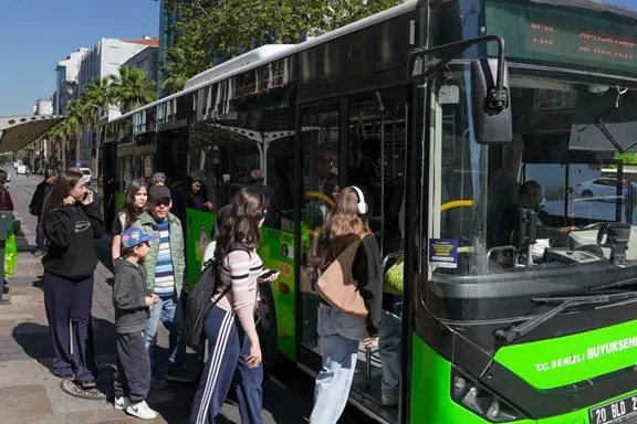 Denizli'de öğrencilere ulaşım desteği sürüyor
