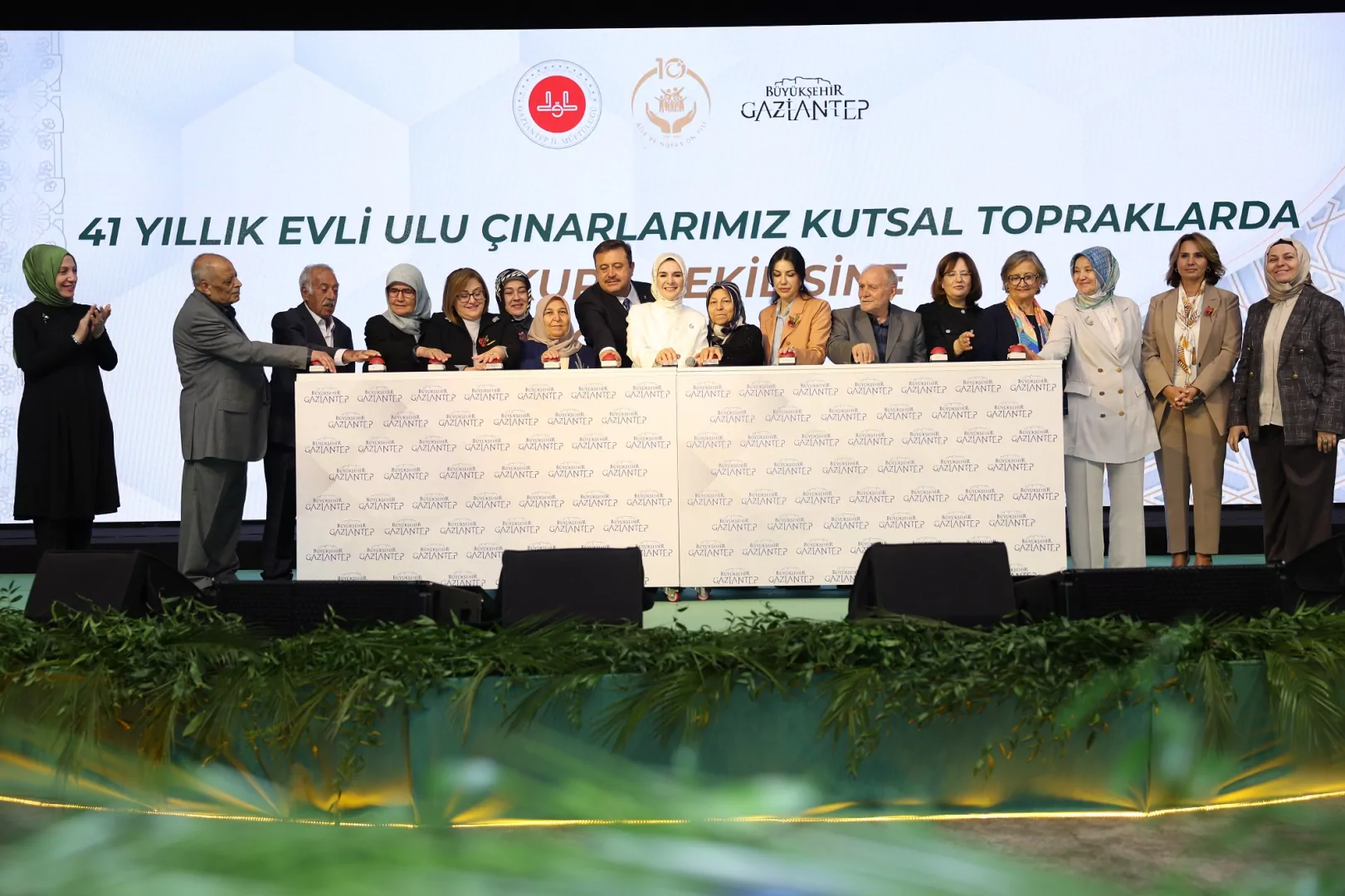 Gaziantep'te 41 yıllık evli çiftler için Umre kurası çekildi